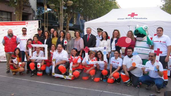 Autoridades y voluntarios en el Día de la Banderita de Cruz Roja Autoridades y voluntarios en el Día de la Banderita de Cruz Roja