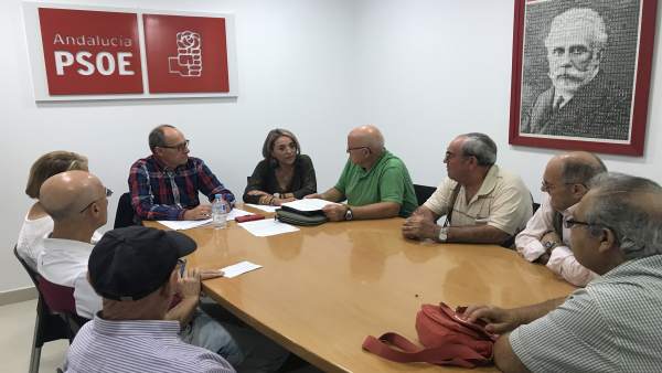 Diputados del PSOE se reúnen con emigrantes retornados. Diputados del PSOE se reúnen con emigrantes retornados.