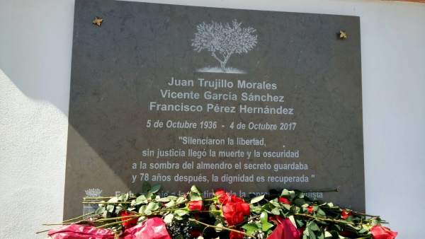 Tres vecinos de Moclín reciben un entierro digno tras 81 años en una fosa común Tres vecinos de Moclín reciben un entierro digno tras 81 años en una fosa común