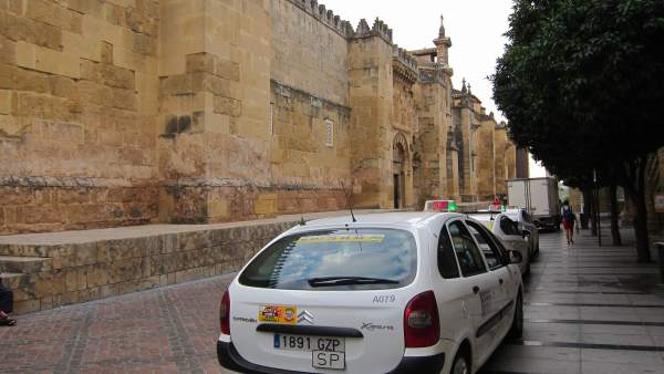 Parada de taxis junto a la Mezquita Parada de taxis junto a la Mezquita