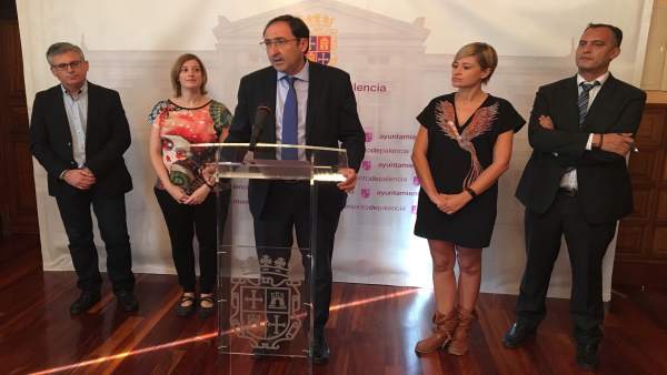 El alcalde explica el contenido de los convenios. El alcalde explica el contenido de los convenios.