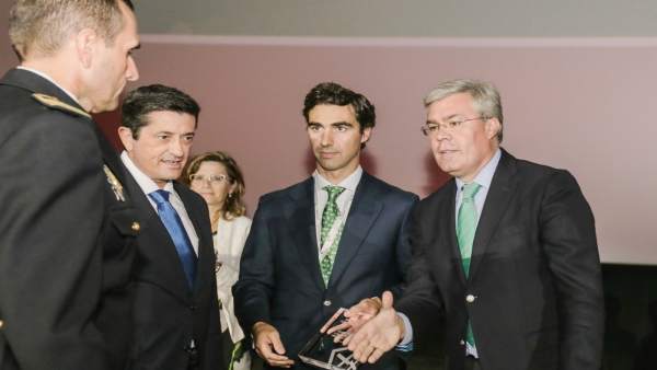 Homenaje de Altadis al policía fallecido en La Línea Homenaje de Altadis al policía fallecido en La Línea