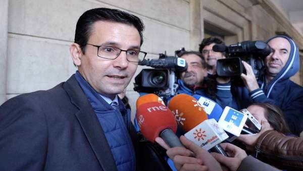 El alcalde de Granada, Francisco Cuenca, a su llegada a los juzgados El alcalde de Granada, Francisco Cuenca, a su llegada a los juzgados