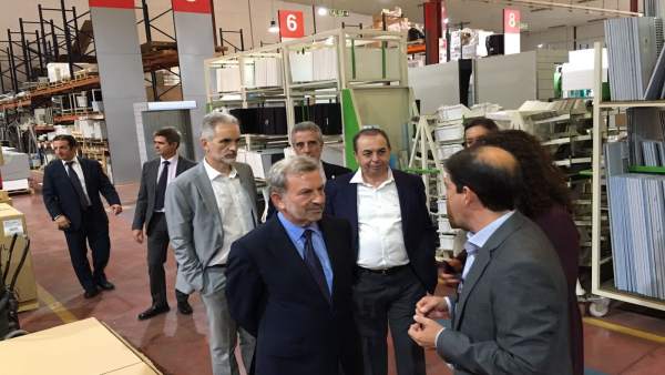 Autoridades durante su visita a una de las empresas Autoridades durante su visita a una de las empresas