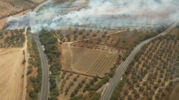 Imagen desde el helicóptero del incendio en Bonares. Imagen desde el helicóptero del incendio en Bonares.