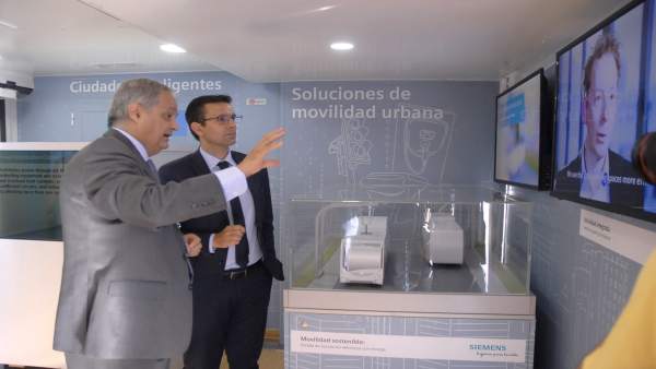 El alcalde Francisco Cuenca, en una muestra sobre soluciones tecnológicas El alcalde Francisco Cuenca, en una muestra sobre soluciones tecnológicas