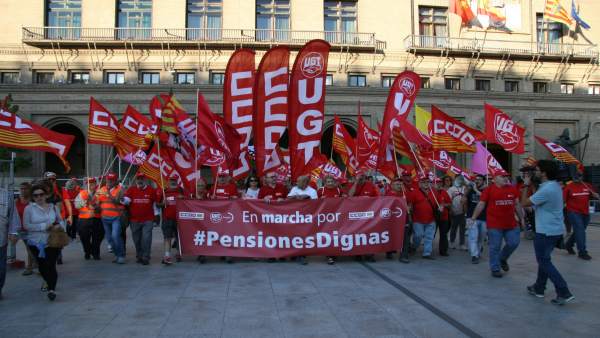 La macha de los sindicatos llega a la plaza del Pilar de Zaragoza. La macha de los sindicatos llega a la plaza del Pilar de Zaragoza.