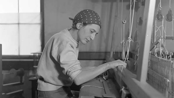 Anni Albers en su estudio del Black Mountain College, 1937 Anni Albers en su estudio del Black Mountain College, 1937