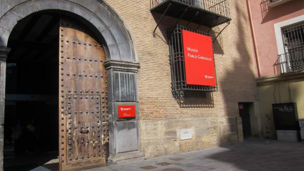 Entrada Del Museo Pablo Gargallo Con La Puerta Abierta Entrada Del Museo Pablo Gargallo Con La Puerta Abierta