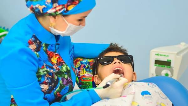 Niño en una revisión dental Niño en una revisión dental