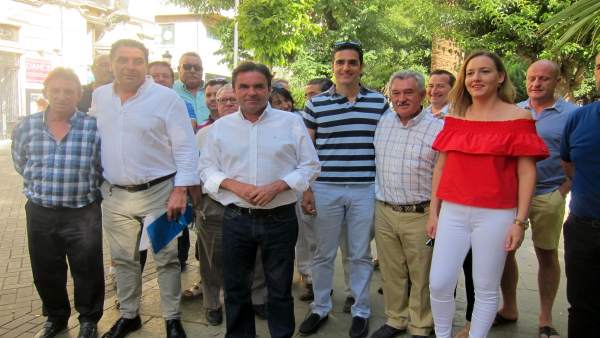 Miguel Moreno (c), junto a integrantes del PP jiennense que apoyan su proyecto. Miguel Moreno (c), junto a integrantes del PP jiennense que apoyan su proyecto.