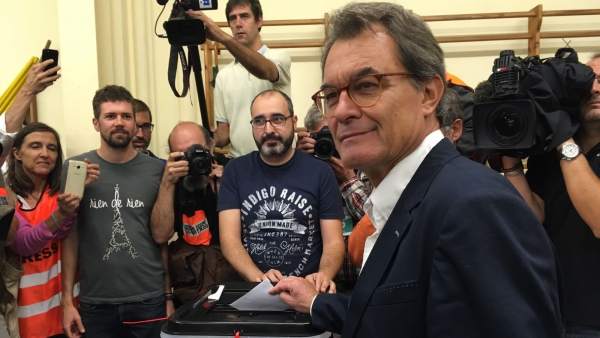 Artur Mas vota en el referéndum del 1-O Artur Mas vota en el referéndum del 1-O