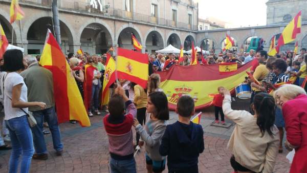 Concentración en Ávila en apoyo en apoyo a las fuerzas del orden y por el diálo Concentración en Ávila en apoyo en apoyo a las fuerzas del orden y por el diálo