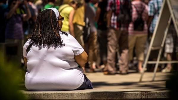 Mujer obesa sentada en un banco Mujer obesa sentada en un banco