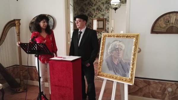 Valladolid: Redondo, y el autor del cuadro junto al retrato Valladolid: Redondo, y el autor del cuadro junto al retrato