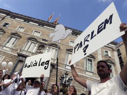 Concentración pro diálogo en Barcelona