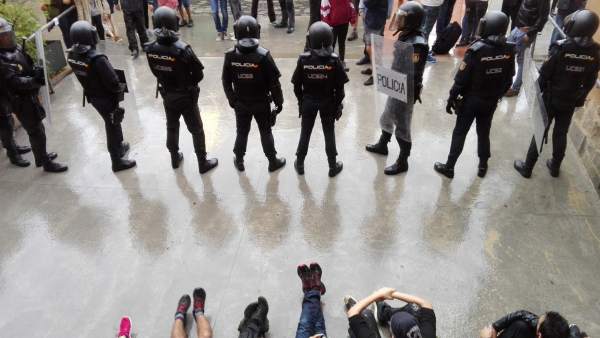 Presencia Policial En la Escuela Ramon Llull de Barcelona. Presencia Policial En la Escuela Ramon Llull de Barcelona.