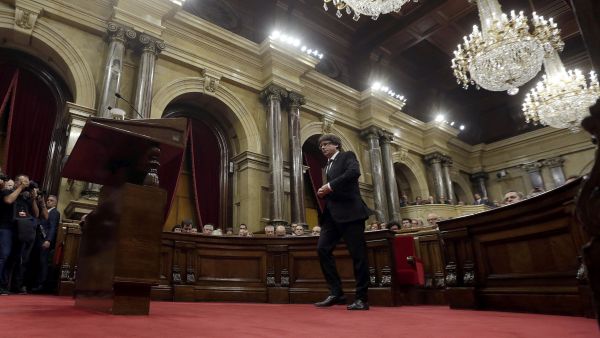 Puigdemont en el pleno del Parlament Puigdemont en el pleno del Parlament