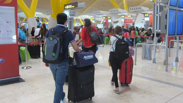 Resultado de imagen de PASAJEROS EN EL AEROPUERTO DE BARAJAS