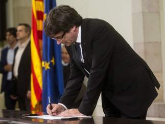 Carles Puigdemont firma la declaracion de Independencia