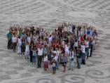Cientos de personas forman un corazón humano en la Plaza de España