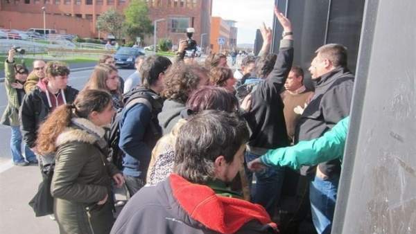 Escrache a Diego en la UC, antes de intervenir en un foro del CEUC Escrache a Diego en la UC, antes de intervenir en un foro del CEUC
