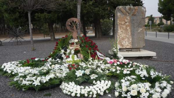 Ofrenda a la Virgen del Pilar en el Cementerio de Torrero de Zaragoza Ofrenda a la Virgen del Pilar en el Cementerio de Torrero de Zaragoza