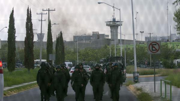 Fuerza Civil de Nuevo León, a las puertas del penal de Cadereyta Fuerza Civil de Nuevo León, a las puertas del penal de Cadereyta
