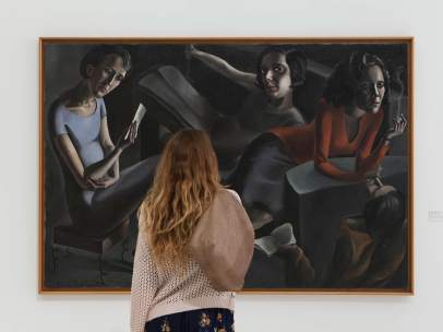 Una espectadora contempla 'La tertulia' de Ángeles Santos
