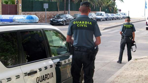 Agentes de la Guardia Civil. Agentes de la Guardia Civil.