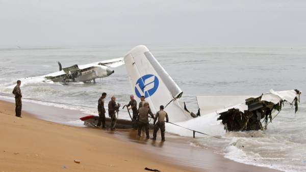 Un avión charter Valan Air se estrelló contra el mar justo después de despegar de Abiyán durante una tormenta. Un avión charter Valan Air se estrelló contra el mar justo después de despegar de Abiyán durante una tormenta.