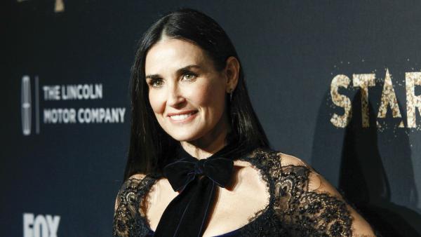Demi Moore, antes de ser una estrella, trabajaba reclamando deudas a morosos. Increíble, pero cierto. Demi Moore, antes de ser una estrella, trabajaba reclamando deudas a morosos. Increíble, pero cierto.