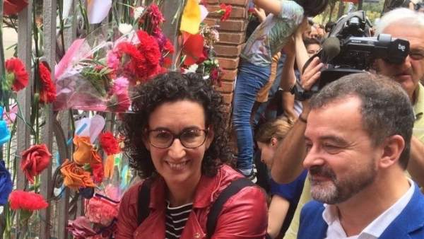 M.Rovira y A.Bosch a las puertas del colegio Ramon Llull. M.Rovira y A.Bosch a las puertas del colegio Ramon Llull.