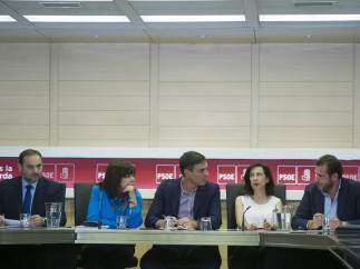 José Luis Ábalos, Cristina Narbona, Pedro Sánchez, Margarita Robles y Óscar Puente, en Ferraz.