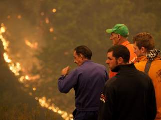 Vecinos apagando el fuego en la Reserva Natural de los Ancares (Lugo)