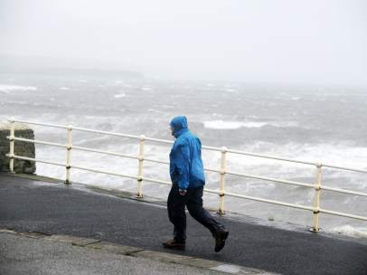 Ofelia causa fuerte oleaje en Irlanda, Reino Unido y Escocia