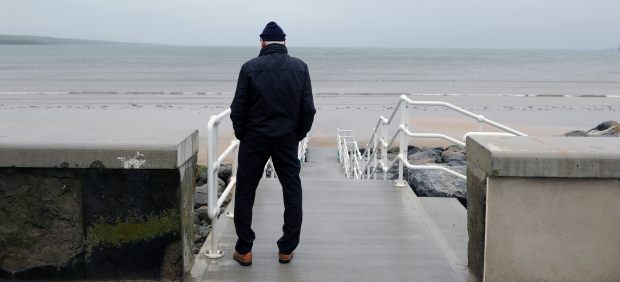 Observando el mar antes de la tormenta