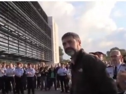 Ovación al mayor Josep Lluís Trapero a su llegada al complejo central policial.