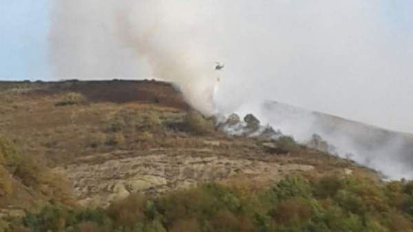 Trabajos de extinción del incendio en Vendejo (Archivo/16-10-2017) Trabajos de extinción del incendio en Vendejo (Archivo/16-10-2017)
