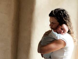 Recién nacido. Madre con su bebé. Maternidad.