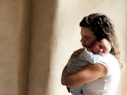 Recién nacido. Madre con su bebé. Maternidad.