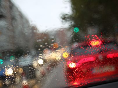 La lluvia 'emborrona' el tráfico en Madrid