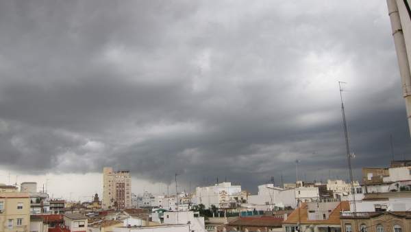 Tormenta, lluvia y nubes en València Tormenta, lluvia y nubes en València