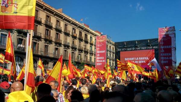 Fotografía de archivo de una manifestación en Barcelona por la unidad de España Fotografía de archivo de una manifestación en Barcelona por la unidad de España