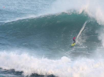 Vaca Gigante. Sur. Surfista. Olas