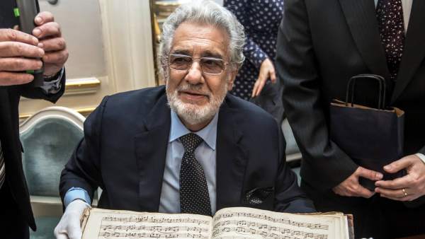 Plácido Domingo con las partituras originales de Mozart Plácido Domingo con las partituras originales de Mozart