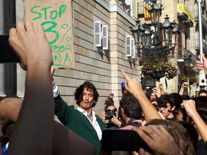 Alvaro de Marichalar concentrado ante la Generalitat