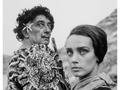 Dalí vestido de clown junto a una modelo, 1966