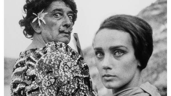 Dalí vestido de clown junto a una modelo, 1966 Dalí vestido de clown junto a una modelo, 1966