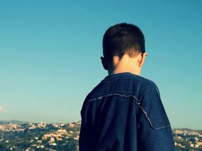 Niño de espaldas